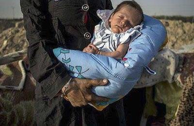 إيران : الفقر يدفع النساء لبيع أطفالهن