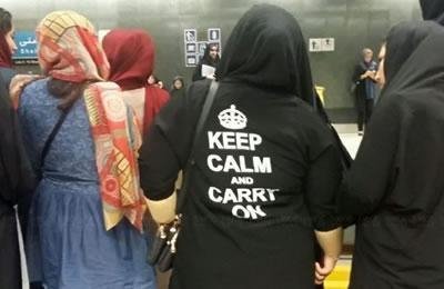 تعامل الشرطة مع من يرتدون الملابس المطبوعة عليها عبارات