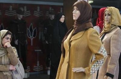 إيران: أخذ الغرامة المالية وختم 18 وحدة إنتاجية وعرض الملبوسات بالشمع الأحمر