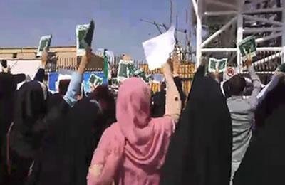 أيران: تواصل تجمع النساء المعلمات الاحتجاجي أمام البرلمان