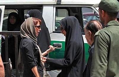 إيران: اعتقال الفين امرأة يوميا بذريعة “سوء التحجب”