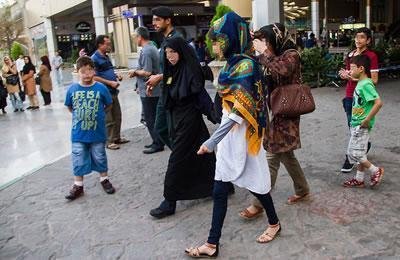 إيران: قائد القوات الانتظامية يدعو للتعامل القاسية مع النساء