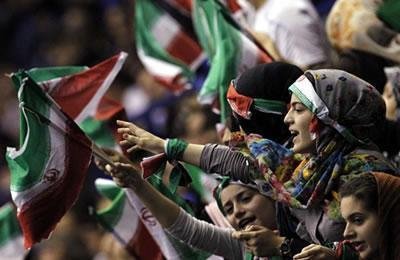إيران: “هيومن رايتس ووتش” تدعو لإلغاء القيود المفروضة على دخول المرأة للملاعب