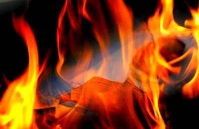 أم لها ولد بعمر سنة تنتحر بحرق نفسها