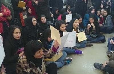 إيران : الطلاب يجتجون على القوانين التمييزية ضد  النساء