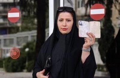 ايران: إمرأة محتجة تصرخ ضد النهب