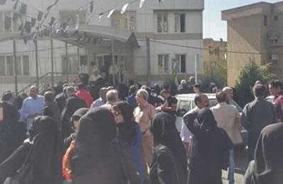 ايران: تجمع النساء المعترضات أمام مبنى ” باستور “