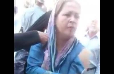 إيران :  اشتباك الشرطة الداخلية مع النساء في مدينة مشهد وشق  ملابسهن