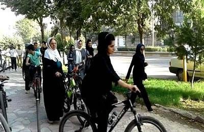 ايران:  منع عناصر الشرطة الاجتماعية في مدينة مريوان ركوب النساء الدراجات الهوائية