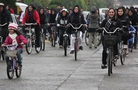 ايران:  منع النساء من ركوب الدراجات الهوائية بواسطة رجال الشرطة  المتكرين بالزي المدني