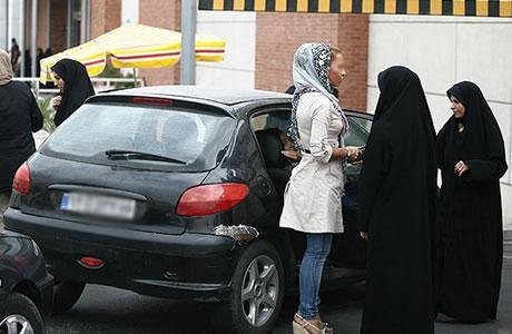 ايران:  تأكيد أمام جمعة طهران على التصرف على النساء في العجلات