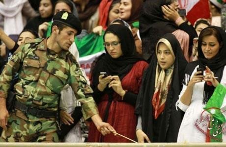 ايران:  يجب منع دخول النساء إلى الملاعب الرياضية