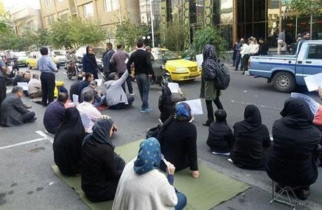 ایران: النساء المعترضات يسدون الطريق بجلوسهن وسط الشارع