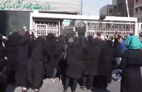 ایران: تجمع النساء والرجال المنهوبين أموالهم