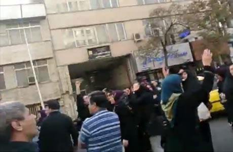 ایران : تعرض النساء والأطفال المنهوبة أموالهم للضرب والشتائم