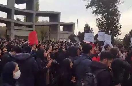 ایران:‌ مشاركة النساء بشكل فعال في التجمع الاحتجاجي في جامعة خوارزمي