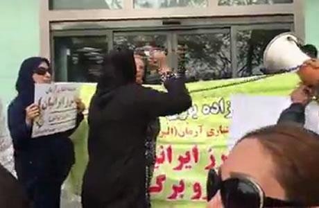 ایران: التصريحات الغاضبة لإمرأة منهوبة ضد المصارف والمؤسسات الناهبة