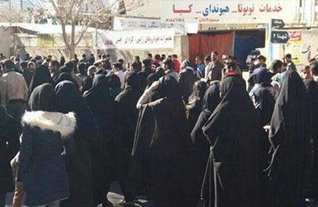 إيران: شهامة النساء المتميزة في تظاهرة مدينة مشهد الحاشدة وتظاهرات 6 مدن أخرى