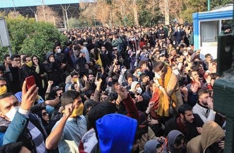 إيران: احتجاز 400 سيدة محتجة في مدينة ايذه