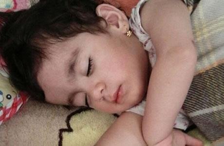 إيران: وفاة طفلة عامين من منكوبي الزلزال جراء البرد بسبب عدم توفر ملاذ لها