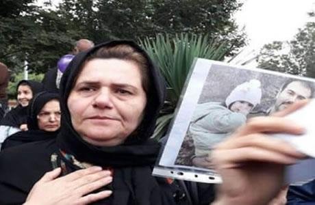 إيران: مائدة السينات السبع لوالدة «سهيل عربي » المفجوعة أمام  سجن