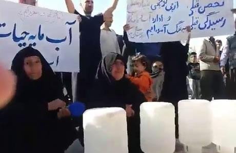 إيران : احتجاج نساء بمدينة سربل ذهاب على وصول مسؤولي النظام اليها