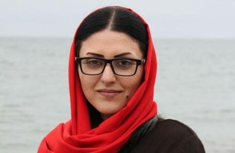 إيران: والد «كولرخ ايرايي» يلتقي بابنته تحت تدابير امنية