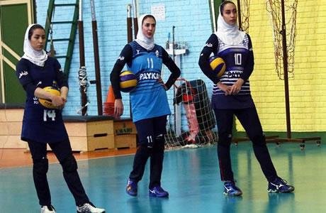 إيران: المنتخب الوطني لكرة الطائرة للنساء محروم من الحد الأدنى من الإمكانيات الرياضية