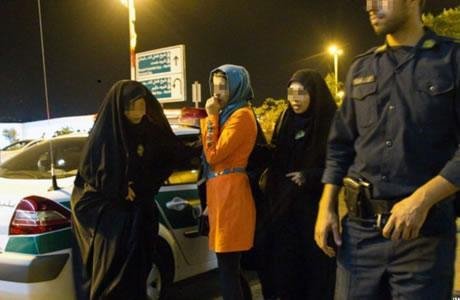 إيران: اعتقال 10 من الشباب والشابات في حفلة ضيافة