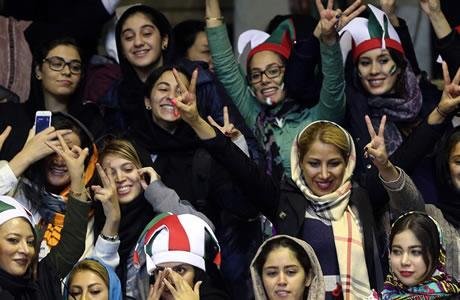 تواجد النساء في الملاعب