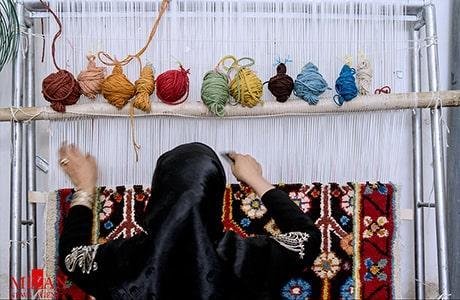 نساء نساجات للسجاد