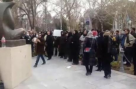 معلمون وتربويون ينتفضون في مدينتي أصفهان وقزوين