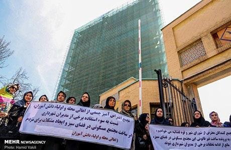 مشاركة نشطة للنساء في احتجاجات مختلف الشرائح خلال يومين في طهران