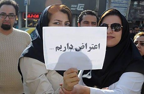 ممرضون و ممرضات يوقفون أعمالهم بسبب عدم دفع رواتبهم المتأخرة لمدة ستة أشهر