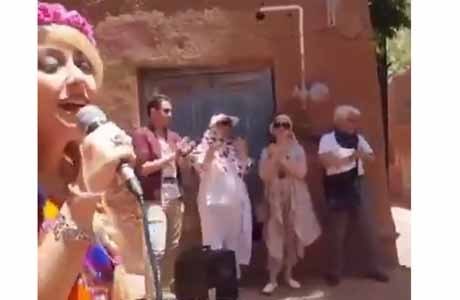 مغنية تحت ملاحقة قانونية بسبب غنائها منفردة في قرية