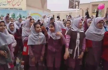 حظر بهجة الأطفال في المدارس الإيرانية ويتم التعامل معه بحزم