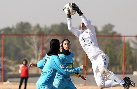 لاعبات فريق كرة القدم من إيلام يتعرضن للضرب على أيدي عناصرالحراسة