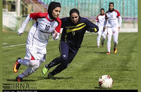 عشية كأس العالم للسيدات، تتعرض النساء الإيرانيات المهتمات بمشاهدة كرة القدم للضرب والاعتقال