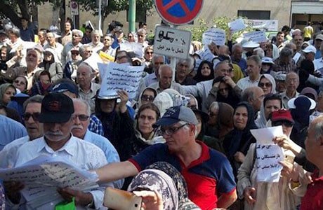 متقاعدون مدنيون وممرضون يحتجون على عدم دفع مطالباتهم المتأخرة