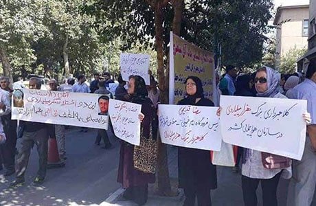 نظم مواطنون نهبت الشركة التعاونية لمشاريع «شيدة» للخطوط الجوية أموالهم تجمعًا أمام مجمع «مفتح»  القضائي. 