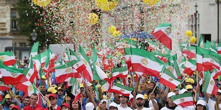 تغيير النظام باعتباره المطلب الرئيسي للإيرانيات في تظاهرة الإيرانيين في لندن1