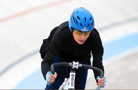 آتوسا عباسي المحطمة للرقم القياسي لركوب الدرجات الهوائية في إيران تصارع مع الفقر۳