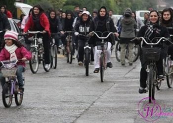 اعتقال 70 من راكبات الدرجات الهوائية في «ساحة ولي عصر» في طهران بذريعة سوء التحجب