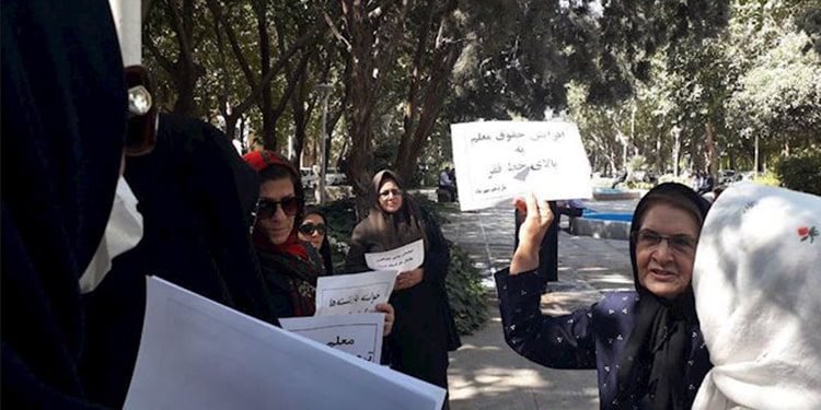 يوم المعلم العالمي – نظرة على وضع المعلمات في إيران في ظل حكم الملالي
