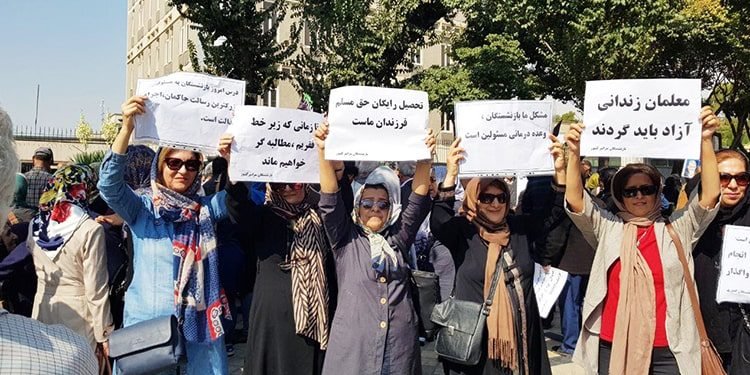 يوم المعلم العالمي – نظرة على وضع المعلمات في إيران في ظل حكم الملالي