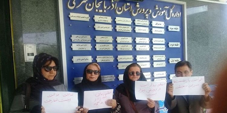 يوم المعلم العالمي – نظرة على وضع المعلمات في إيران في ظل حكم الملالي