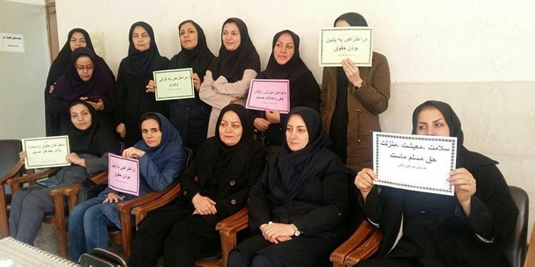 يوم المعلم العالمي – نظرة على وضع المعلمات في إيران في ظل حكم الملالي