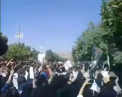  احتجاجات التربويين الواسعة في طهران واعتراضات مواطنين غاضبين في جنارمحمودي