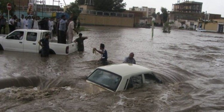 وظل هؤلاء الناس يعدون الخبز في الماء لعدة أيام، في ظل غياب الكهرباء للإضاءة