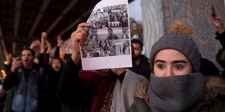 في طهران، امتدت تظاهرات المواطنين والطلاب إلى ساحة الحرية في اليوم الثاني من الانتفاضة